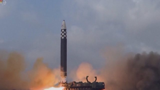 Kol Kim Jong Unas išvykęs, Šiaurės Korėja paleido balistines raketas: Japonija pareiškė griežtą protestą