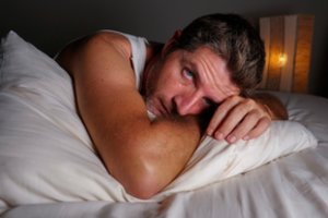 Miego ekspertė įspėjo: vakare pamirškite šiuos užkandžius, jei norite gerai išsimiegoti naktį