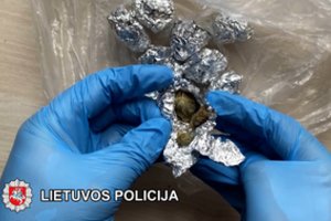 Klaipėdos policija jau antrą kartą su įkalčiais sučiupo kvaišalus platinusį nepilnametį