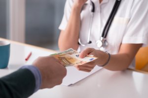 Kyšius ėmusiems Šiaulių medikams skirta 38 000 eurų baudų