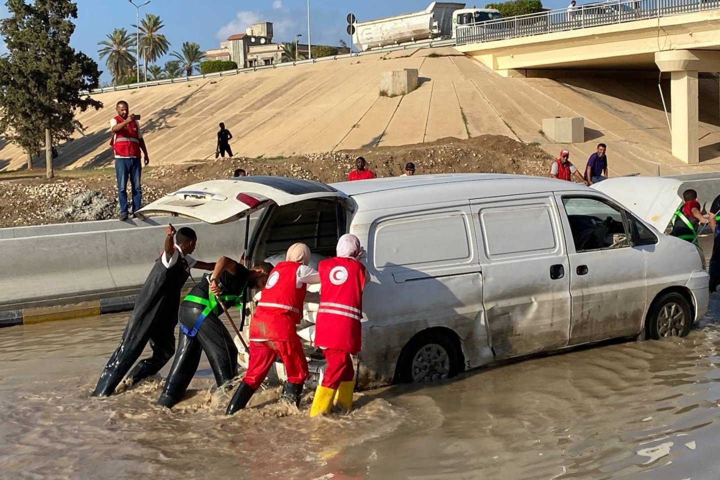 Potvynio aukų skaičius Dernos mieste Libijoje gali siekti 20 tūkstančių.<br>EPA-ELTA nuotr.