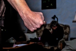 Raseiniuose sunkiai sužalotos mažametės byla pasiekė teismą: kaltinamasis kaltės nepripažįsta