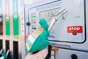 Prakeiksmas vairuotojams: vėl brangsta degalai, benzinas – brangiausias šiemet