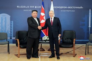 V. Putinas ir Kim Jong Unas vienas kitam padovanojo po šautuvą