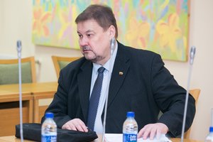 Seimas vieningai sutiko, kad reikėtų patikslinti savivaldybių tarybų narių ir merų priesaikos tekstą