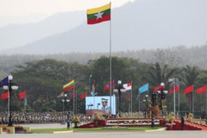 Nuverstos Mianmaro lyderės Suu Kyi partija sako, kad baiminasi dėl jos gyvybės