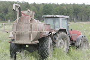 Susiruošus tręšti laukus mėšlu ir srutomis, kai kuriais atvejais privalote išsiųsti žinutę kaimynams
