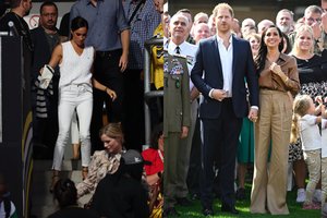 Meghan Markle demonstravo nepriekaištingą stilių: trys prabangūs įvaizdžiai per vieną dieną