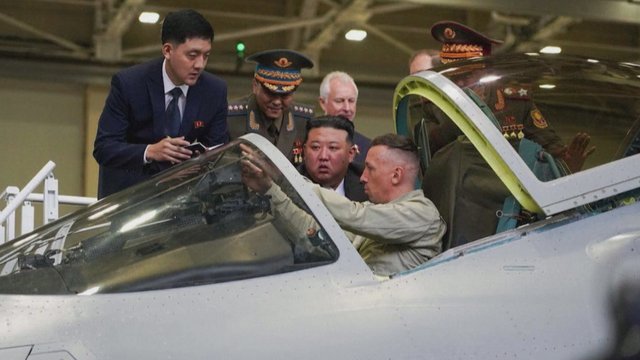 Kim Jong Unas tęsia vizitą Rusijoje: apžiūrinėja karinę įrangą