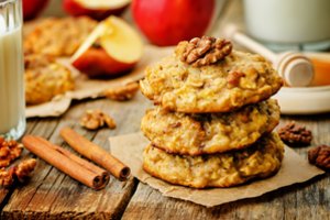 Avižiniai su sausainiai su obuoliais greitai ištirps nuo stalo