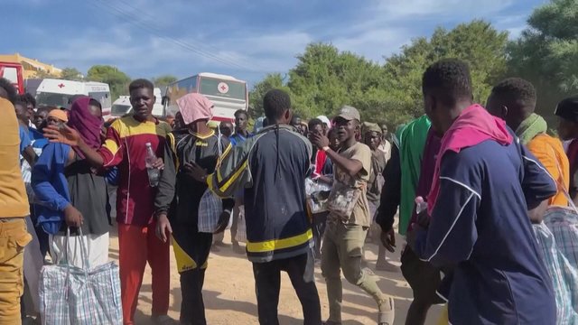 Italija susidūrė su nelegalių migrantų antplūdžiu: Lampedūzos sala kone visiškai užpildyta pabėgėliais