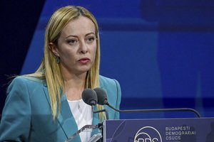 Italijos premjerė ragina EK vadovę apsilankyti neteisėtos migracijos krečiamoje saloje