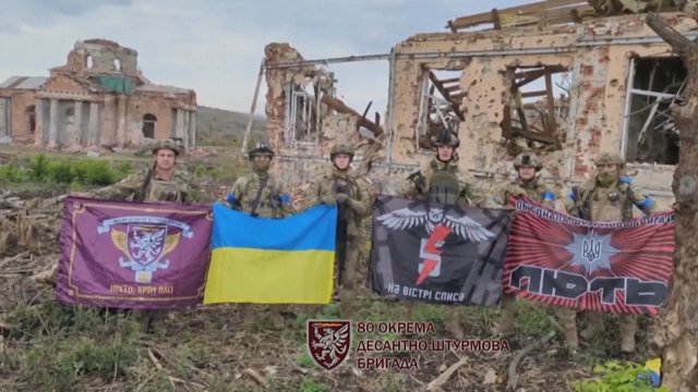 Ukraina tęsia sėkmingas puolamąsias operacijas: netoli Bachmuto iškilo šalies vėliava