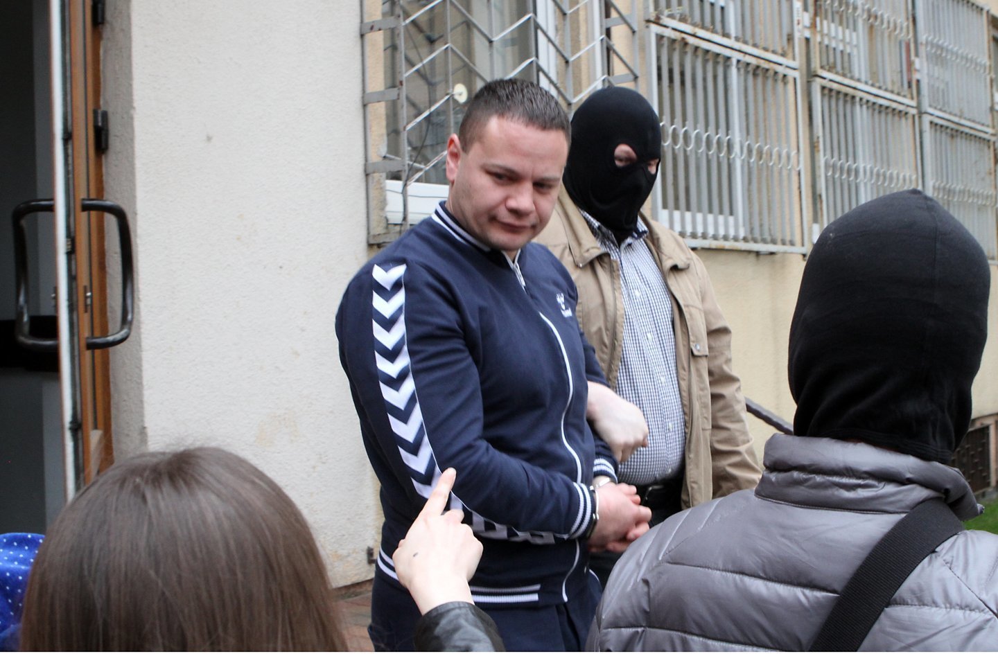 Nuosprendį liūdnai pagarsėjusios Kauno Kamuolinių gaujos vadeivai G. Janoniui-Kamuoliui ir jo sėbrams bus mėginama paskelbti iš trečio karto. <br> Policijos nuotr. 