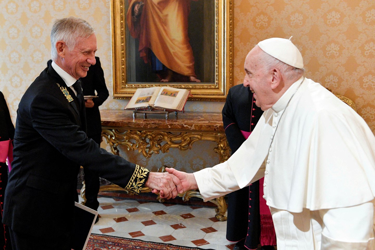  Popiežius Pranciškus susitiko su naujuoju Rusijos ambasadoriumi.<br> REUTERS/Scanpix nuotr.