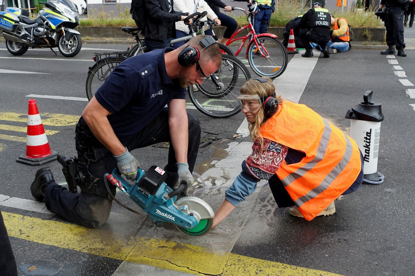 Klimato aktyvistai antrą dieną iš eilės blokuoja eismą Berlyno gatvėse.<br>Reuters/Scanpix nuotr.