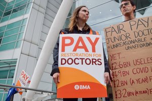 Anglijoje vėl streikuoja tūkstančiai medikų