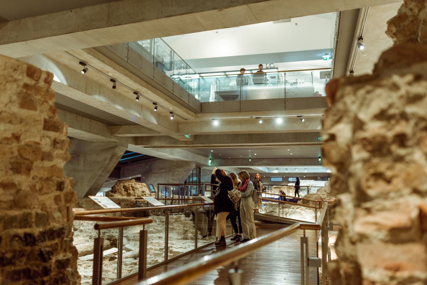 Paslaptinga plokštelė eksponuojama Valdovų rūmų muziejaus Archeologijos ekspozicijoje.<br> V, Abramausko nuotr. 