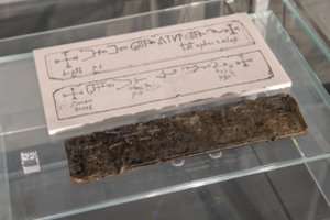 Archeologai to dar nebuvo aptikę: Žemutinės pilies teritorijoje rasta plokštelė užminė mįslę