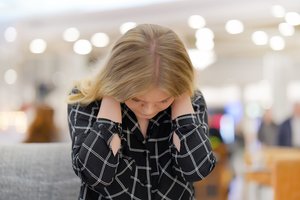 Bendraujant su nepažįstamais žmonėmis net kūnas sustingsta: patarė, kaip įveikti socialinį nerimą