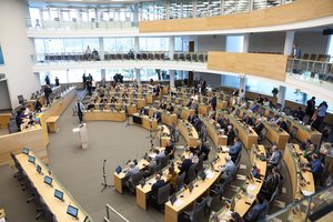 Seimas svarstys įstatymo pataisas dėl mobilizacijos ir pilietinio pasipriešinimo kursų valstybės tarnautojams