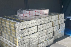 Pareigūnams Raseinių rajone įkliuvo garbaus amžiaus rūkalų kontrabandininkė