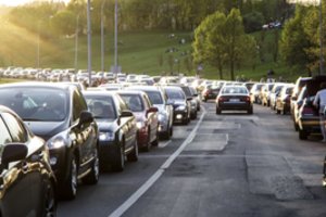 Ruduo pasitinka transporto spūstimis – jas lemia ir gatvių pralaidumas, ir gyventojų įpročiai