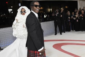 Rihanna ir A$AP Rocky pristatė savo kūdikį pasauliui: paviešintos šeimos nuotraukos