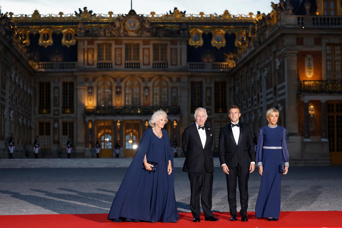 Karalienė Camilla su karaliumi Karoliu III, Prancūzijos prezidentas Emmanuelis Macronas su žmona Brigitte.<br> Scanpix/RS nuotr.