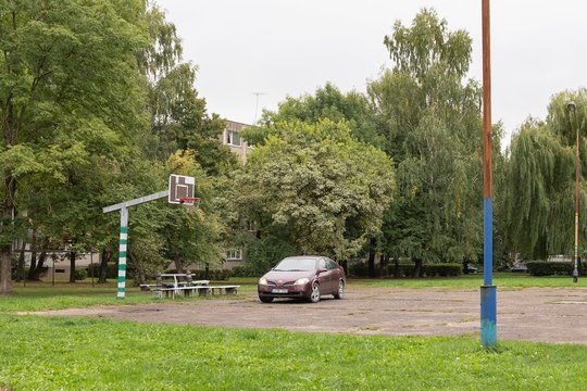 Greta Pramonės prospekto 73-iojo daugiabučio esančioje krepšinio aikštelėje vietiniai gyventojai dažnai net dieną palieka savo automobilius.