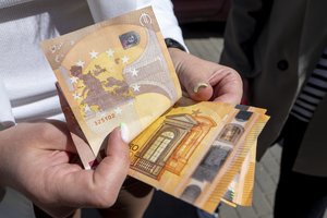 Policijos ir banko darbuotojais apsimetę sukčiai iš vilnietės išviliojo beveik 5 tūkst. eurų