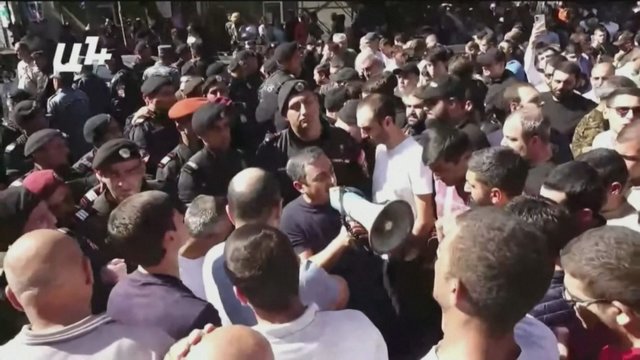 Armėniją drebina neramumai: protestuotojai taikosi į premjero biurą