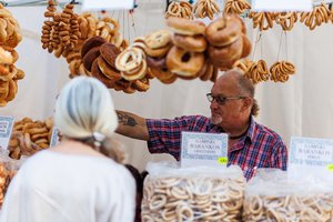 Kaune – tradicinė rudens mugė: praeivius vilioja gardumynais, rankų darbo gaminiais ir muzika