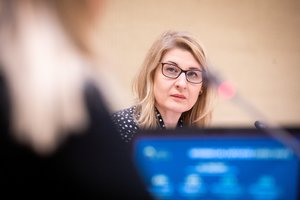 Dirbti Seimo narių padėjėjais siūloma leisti ir aukštojo išsilavinimo neturintiems asmenims