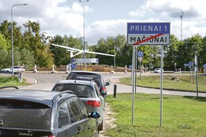 Gyventojai nebeapsikenčia zujančiais automobiliais: ne visi elgiasi drausmingai, užstoja kelią kitiems