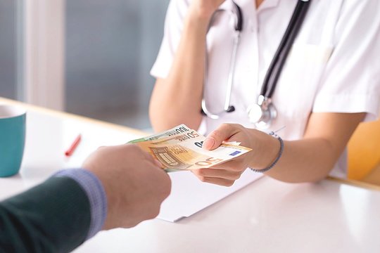 Šiaulių medikų kyšininkavimo byla: kaltieji nusprendė atgailauti, įkliuvo ir mieste gerai žinomas specialistas