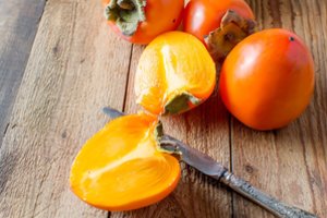 „Dievų vaisius“, bet nekainuoja nė euro: paaiškino, ar reikia lupti persimoną ir kaip jį valgyti