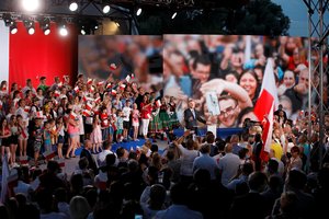 Lenkijos valdantieji paleido rinkimų kampanijos autobusiuką, perspėjantį apie saugumo pavojų Lenkijai