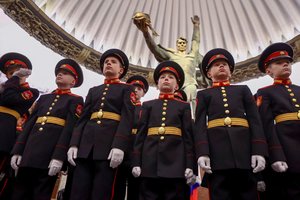 Nuo žaidimų aikštelių iki paradų: Rusijos mokyklose daugėja pamokų apie karą ir ginkluotę