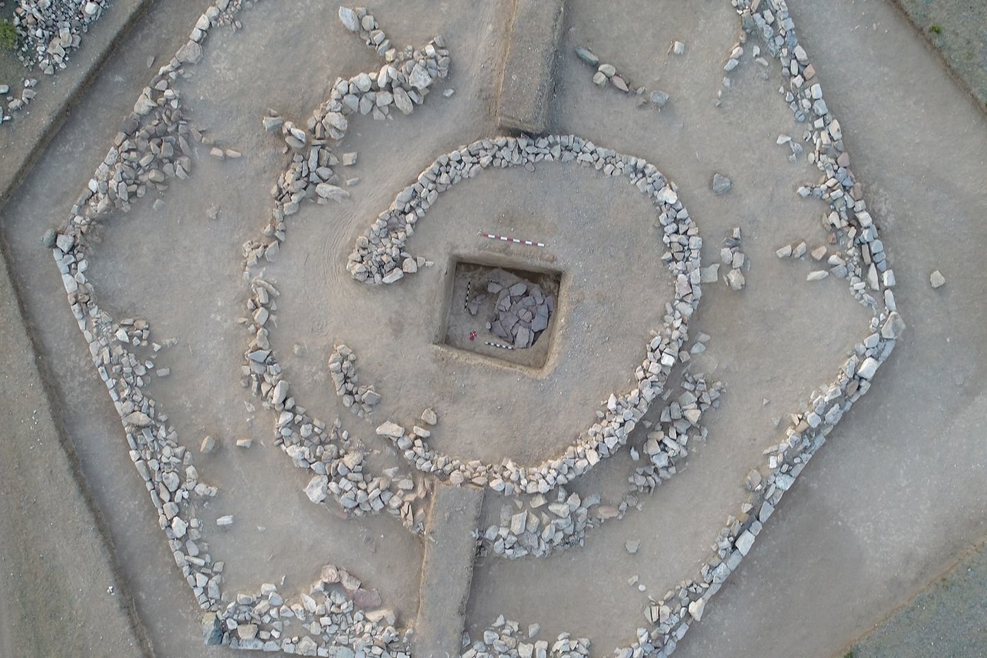  Šešiakampės piramidės vaizdas iš paukščio skrydžio. Atkreipkite dėmesį, kad vidinės akmeninės sienos sudaro labirintą primenantį kelią, vedantį link centre esančios laidojimo vietos.<br> U.Umitkalijevo nuotr.