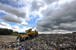 Pristato šokiruojančią informacinę kampaniją: ragina kovoti su nesibaigiančia „šiukšlių jaunyste“