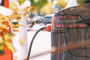 Kviečia plėsti elektromobilių įkrovimo infrastruktūrą – skyrė 12 mln. eurų