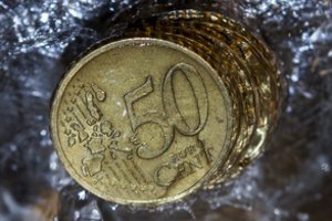 Turintiems paskolas ECB kalbos atsipalaiduoti neleidžia – palūkanos dar gali būti keliamos