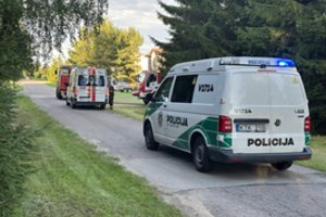 Garsus sprogimas Skuode išvertė namo sienas ir išdaužė visus langų stiklus: vienas žmogus – medikų rankose