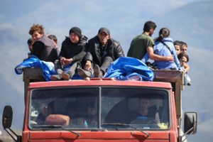 Iš Kalnų Karabacho jau pabėgo beveik pusė gyventojų: Armėnijai gresia humanitarinė krizė