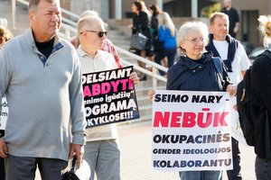 Prie Seimo – Gyvenimo įgūdžių programa nepatenkintų tėvų būrys: bijo, kad vaikai bus ugdomi „pagal ideologiją“ 