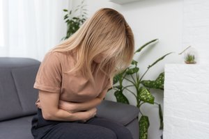 Svarbi priežastis, dėl kurios dažniausiai skauda pilvą ir gali padidėti svoris