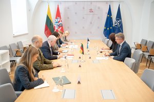 A. Anušauskas su Estijos ambasadoriumi aptarė paramą Ukrainai: raginame jungtis prie išminavimo koalicijos