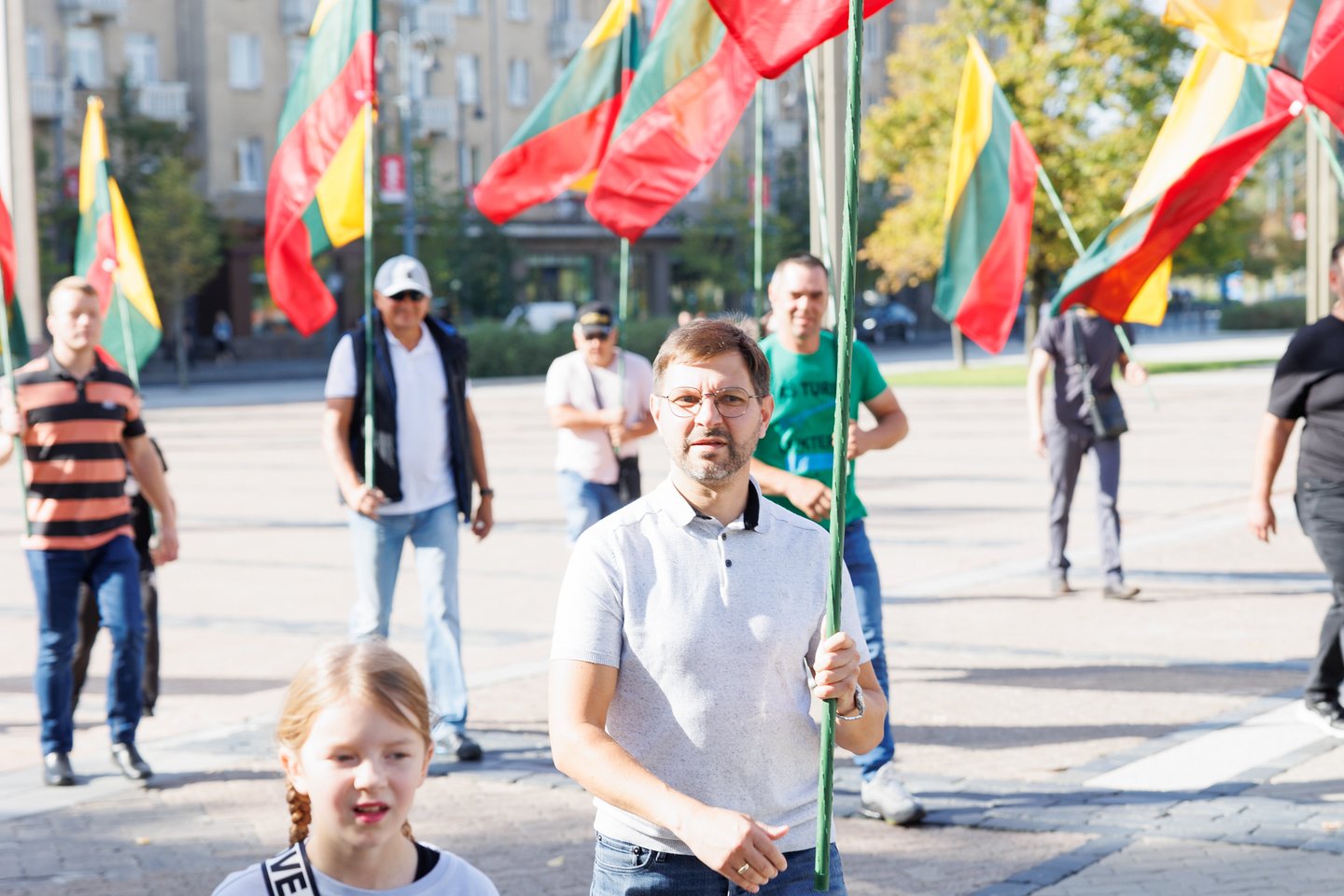  LGBT mitinge prie Seimo – A. Kandrotas-Celofanas su būreliu pasekėjų, organizatoriai kreipėsi į policiją, bet ši provokatorių neišvaro.<br> T.Bauro nuotr.