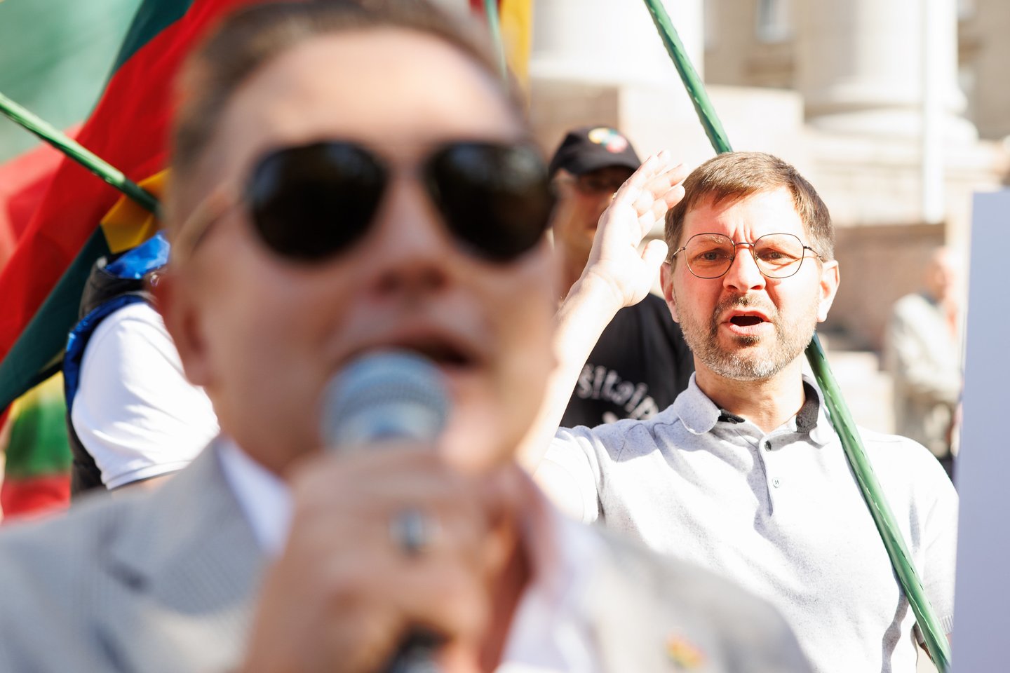  LGBT mitinge prie Seimo – A. Kandrotas-Celofanas su būreliu pasekėjų, organizatoriai kreipėsi į policiją, bet ši provokatorių neišvaro.<br> T.Bauro nuotr.